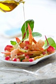 Shrimp-Birnen-Salat mit Olivenöl beträufeln