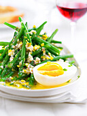 Green bean and crushed egg salad