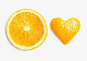 Orangenscheibe und Herz aus Orangenschale