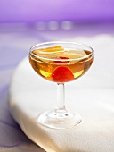 Champagnercocktail mit Brandy und rotem Curacao