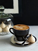 Tasse Cappuccino mit Baisergebäck