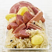 Choucroute (Sauerkraut mit Speck, Wurst und gepökeltem Schweinefleisch), Elsass, Frankreich