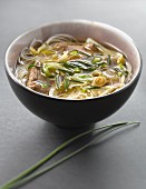 Pho-Suppe mit Rindfleisch und Zitronengras
