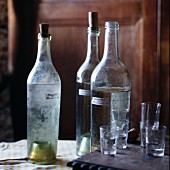 Glasflaschen mit Mirabellenschnaps