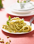 Spaghetti al pesto (Nudeln mit Basilikumsauce, Italien)