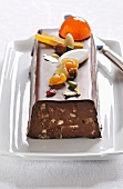 Französischer Baumstammkuchen mit Schokolade und Trockenfrüchten