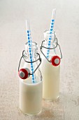 Milchflaschen mit Trinkhalm