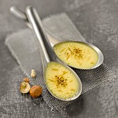 Creme Brulée mit weißem Trüffel und Haselnüssen