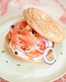 Bagel mit Frischkäse, Räucherlachs, Kapern und roten Zwiebeln