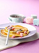 Mini-Pfannkuchen mit Marshmallows und Schokolade
