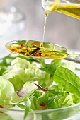 Salat mit Öl und Balsamicoessig anmachen
