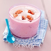 Strawberry mousse with crumbled macaroons