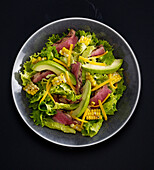 Salat mit Avocado, Rindfleisch und Mais