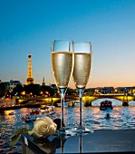 Zwei Gläser Champagner mit Blick auf die Seine bei Nacht