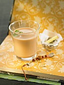 Assam-Tee mit Kräutern und schwarzem Pfeffer