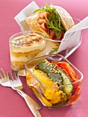Ciabatta-Sandwich mit Rohschinken und Rucola, Antipasti und Tiramisu