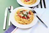 Spaghetti mit Tomatensauce und Parmesanspänen