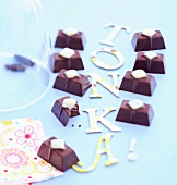 Schokoladenkonfekt mit Vanille und Tonkabohne