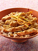 Hühnerbrust mit Zitrone, Sesamsamen und Ingwer auf Reis