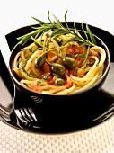 Spaghetti mit Kapern, Tomaten, Minze, Salbei und Rosmarin