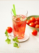 Ein Tomaten-Gurken-Cocktail