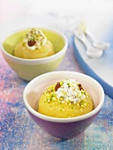 Steam-cooked apples with Requeson cheese and crushed pistachios