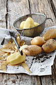 Kartoffel, mit Schale und geschält