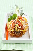 Thai-Salat mit Zitronengras in ausgehöhlter Ananas