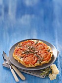 Herzhafte Tatin mit Tomaten, Pecorino-Käse und Rosmarin