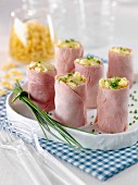 Boiled ham rolls filled with shell pasta with comté