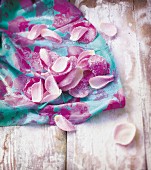 Kandierte Rosenblüten auf einem Tuch