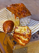Herzhafter Kastenkuchen mit Morteau-Wurst und Livarot-Käse