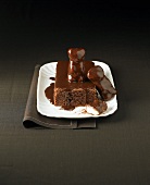 Flaumiger Schokoladenkuchen mit Marshmallow-Bärchen