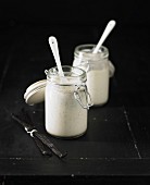 Vanillejoghurt in Gläsern mit Löffel