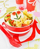 Nudelsalat mit Zucchini, Tomaten und Mozzarella mit lustigem Gesicht