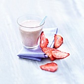 Smoothie and strawberry crisps
