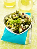 Salat mit Algen, Avocado und schwarzen Oliven