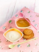 Joghurt, Fruchtkompott und Butterkekse zum Kinderfrühstück