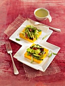 Polentaschnittchen mit Salat