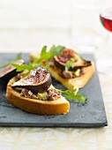 Toasted bread with figs