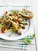 Pasta alla pantesca (Penne mit Thunfisch, Artischocken, Tomaten, Oliven und Kapern, Italien)