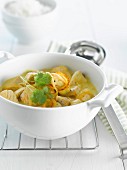 Putengeschnetzeltes mit Currysauce und Zwiebeln