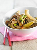 Asiatisches Kalbsfleisch mit Pilzen und Maiskölbchen