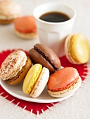 Bunte Macarons zum Kaffee