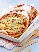 Pizza mit dreierlei Käse