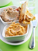 Zwei verschiedene Thunfisch-Rillettes mit Röstbrot