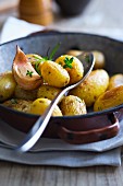 Pan-fried potatoes with garlic