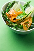 Salat mit grünem Spargel und Lachs