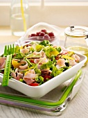 Gemischter Salat mit Schinken und Pekannüssen