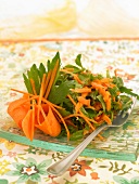 Salat mit geraspelten Karotten